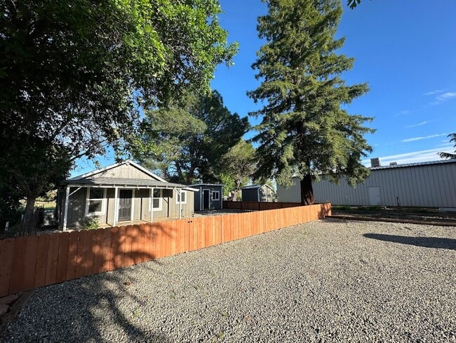 Building Photo - Charming One Bedroom in the Heart of Red Bluff! Pet Friendly!