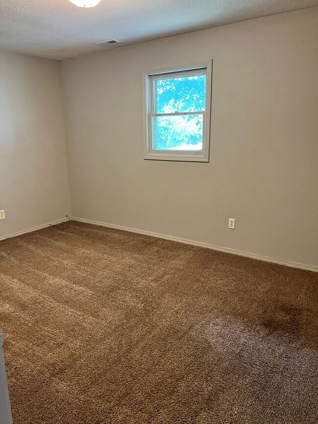 Building Photo - 705 Black Oak