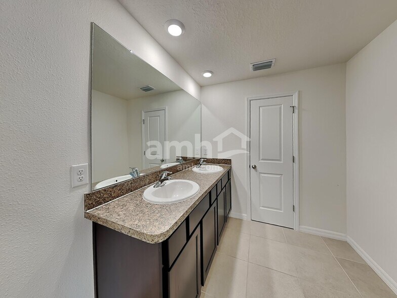 Building Photo - 10316 Flathead Dr