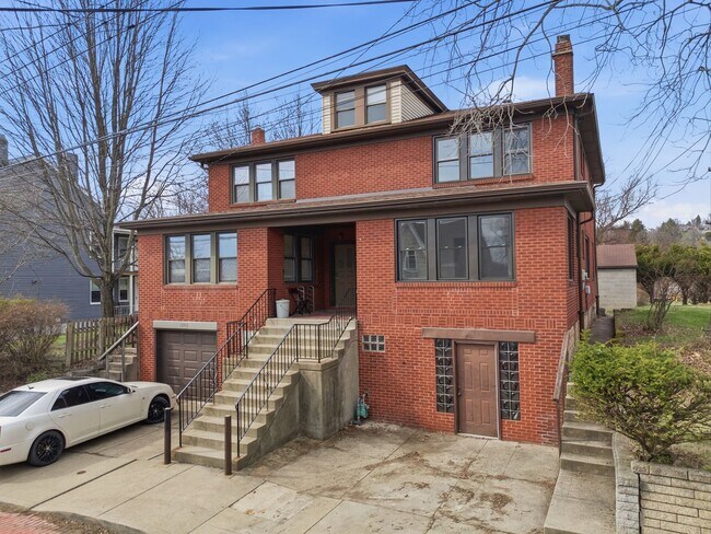 Building Photo - Beautiful, Newly Updated 3 Bedroom/1.5 Bath on quiet street near Pittsburgh's North side. AVAILAB...