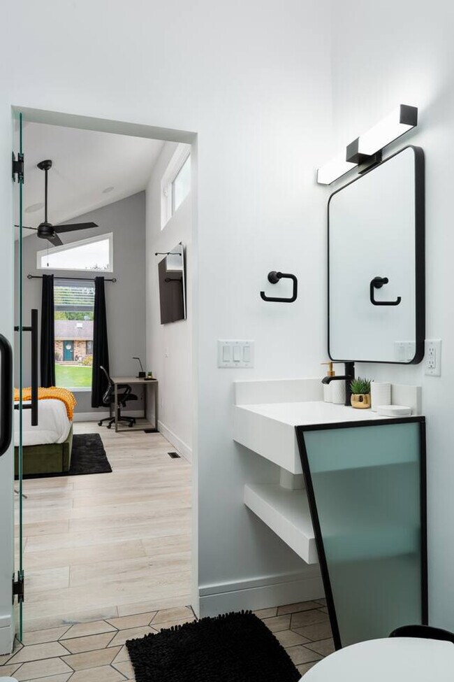 Building Photo - 4016 Eaton Dr