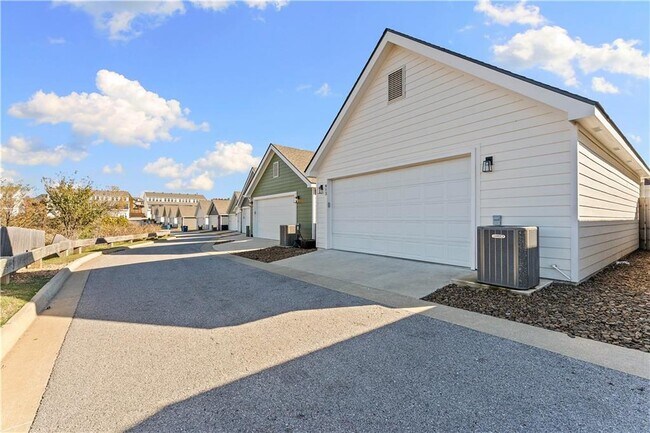 Building Photo - 923 NE Hts Ln