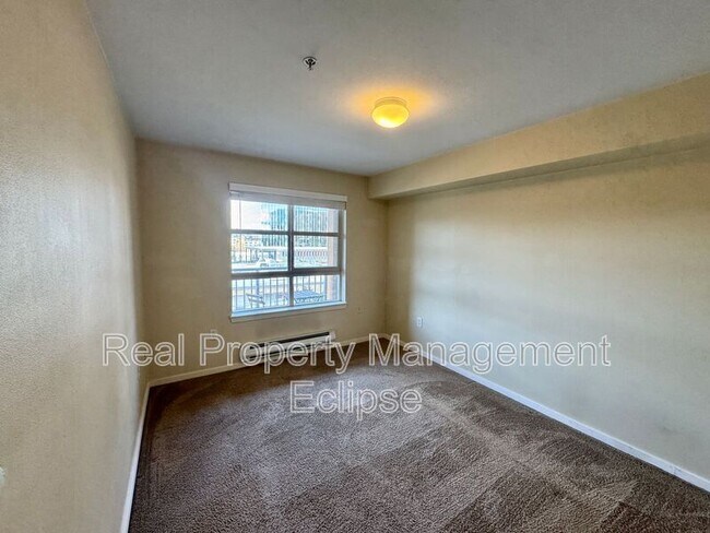 Building Photo - 118 107th Ave NE