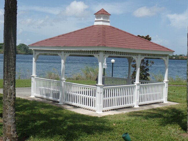 Building Photo - 2803 N Oakland Forest Dr