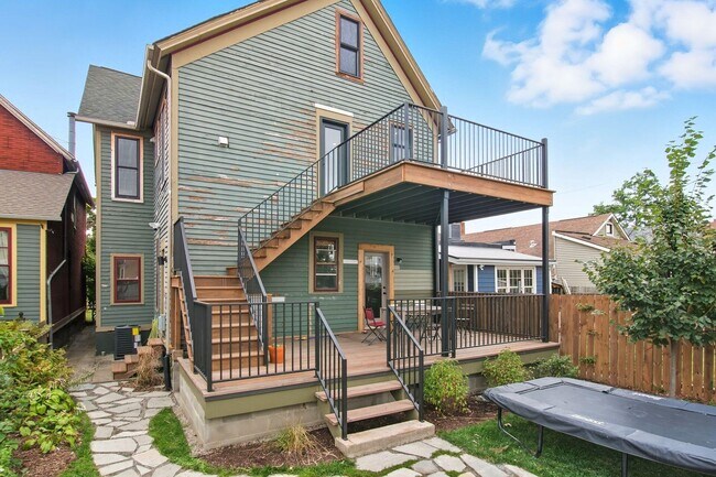 Building Photo - 1682 Bagley St