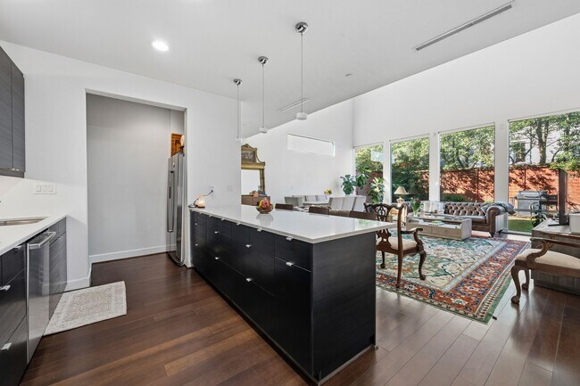 Building Photo - 3302 Lake St