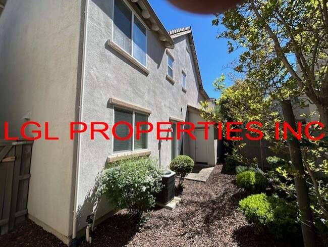 Building Photo - North Natomas 2 Story 3 Bedroom 2.5 Bath 2...