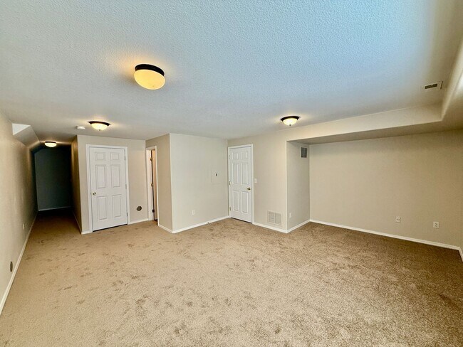 Building Photo - 3 Bedroom Townhome in a Convenient Location