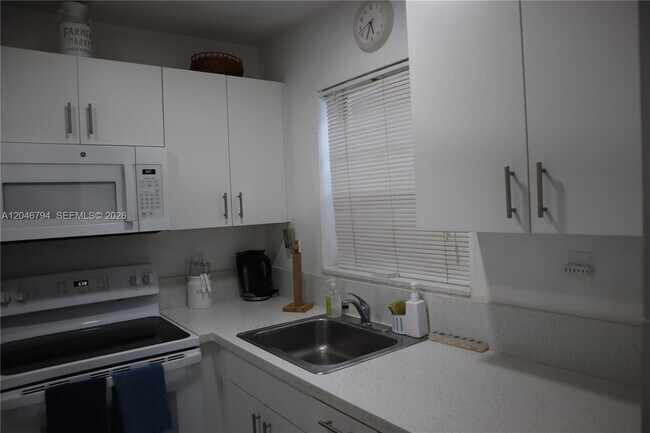 Building Photo - 3000 Sunrise Lakes Dr W