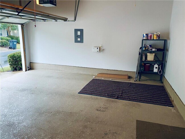 Building Photo - 645 W Oaks Dr