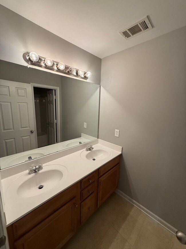 Building Photo - 1434