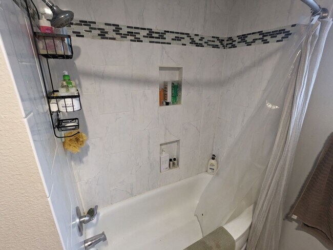 Building Photo - Cherry St Duplex