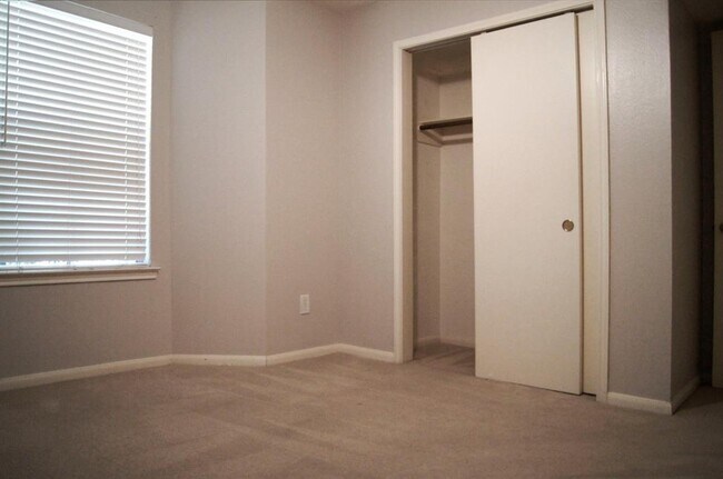 Building Photo - 8051 Bay Branch Dr