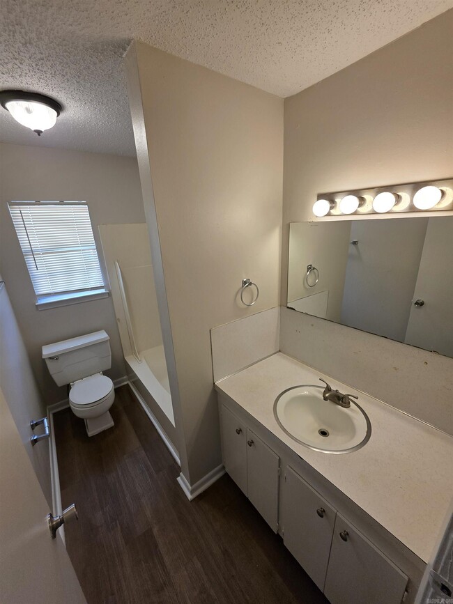 Building Photo - 2112 Virginia Dr
