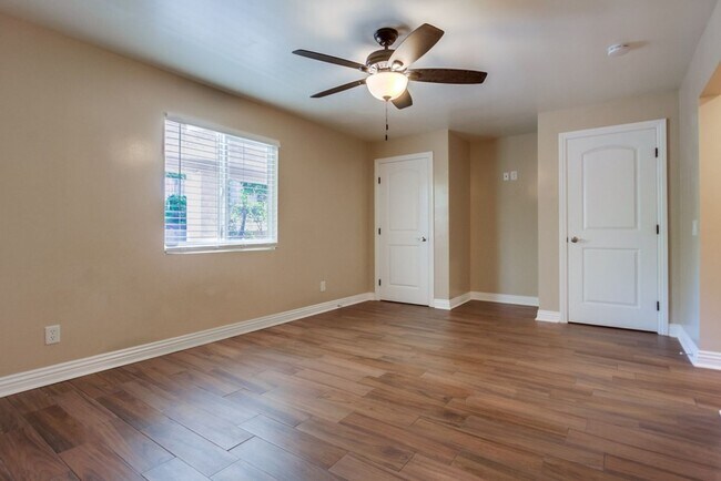 Building Photo - Beautiful 3 Bedroom + Den Home in the Foot...