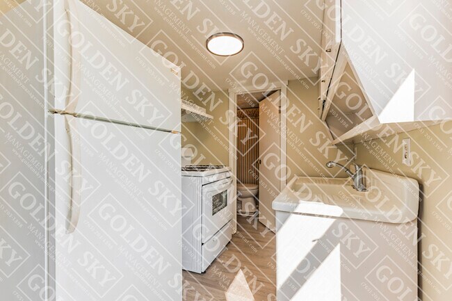 Building Photo - 822 W Bethel Ave