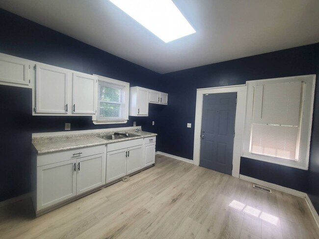 Building Photo - 1365 E 89th St