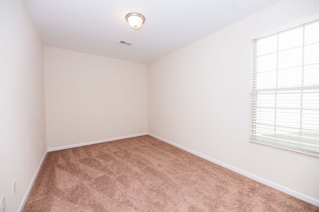 Building Photo - Spacious 5 Bedroom, 3 bath home in Greensboro with 2 car garage