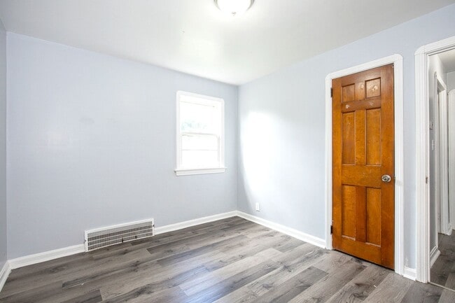 Building Photo - 3 BED 1.5 BATH BEAUTIFUL SINGLE FAMILY HOM...