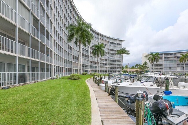 Building Photo - 1537 E Hillsboro Blvd