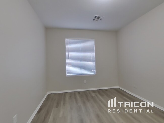 Building Photo - 13261 W Paradise Ln