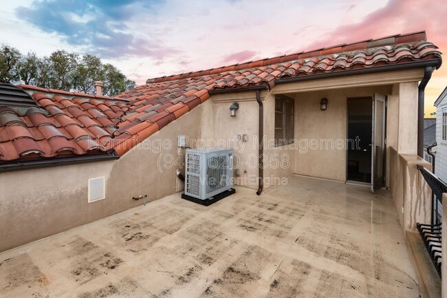 Building Photo - 435 1/2 Carnation Avenue