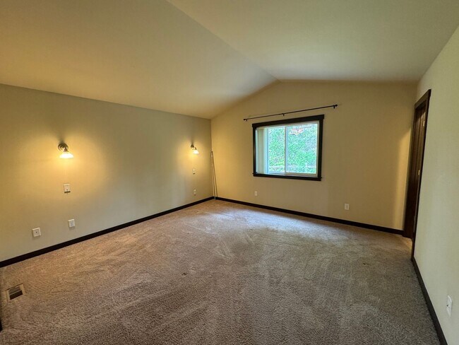 Building Photo - Gorgeous Mount Vernon Home 3 bedroom 2.5 Bathroom