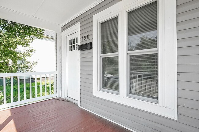 Building Photo - Newly Updated 2 Bedroom Home – Bright, Mod...
