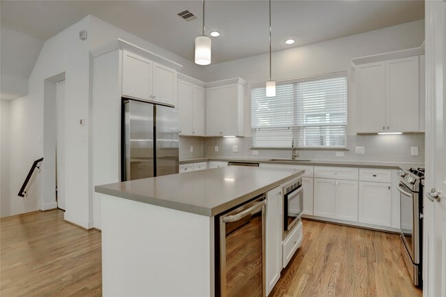 Building Photo - 954 W 18th St