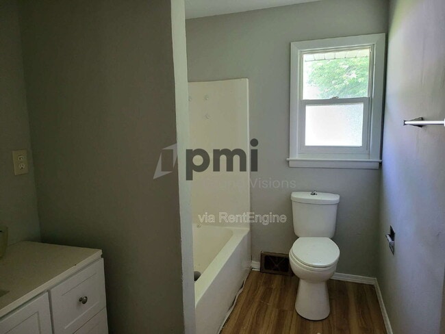 Building Photo - 1425 S Fairview Ave