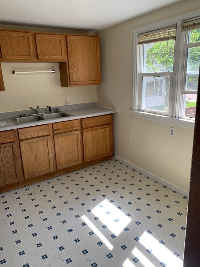 Building Photo - 2107 Birch St