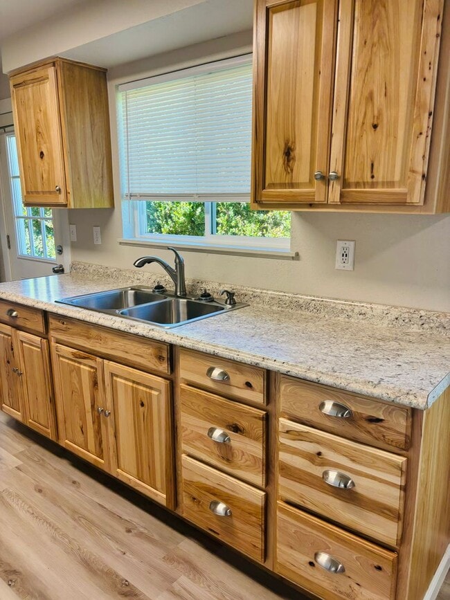 Building Photo - Cute 2 bedroom west Roseburg duplex with carport