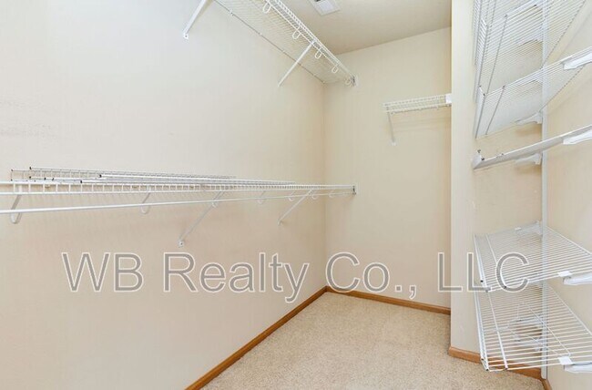 Building Photo - 645 SE Carefree Ln