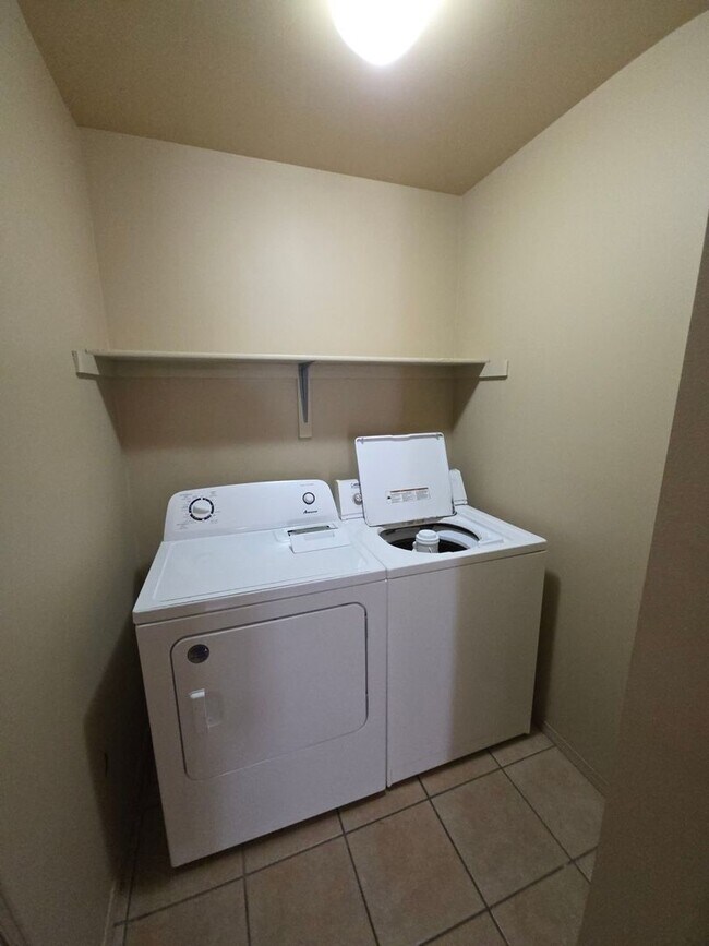 Building Photo - 1002 N Greenwich Ave