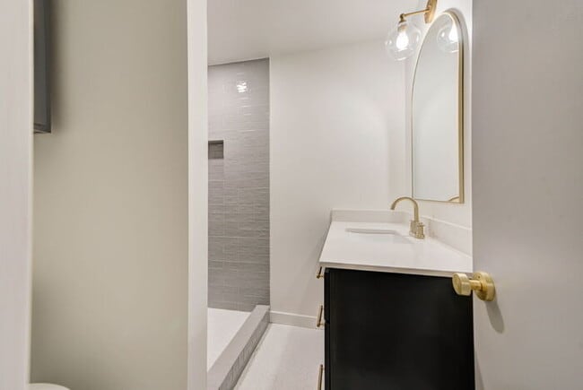 Building Photo - Fully Renovated 4 Bed, 2 Bath Near Campus!
