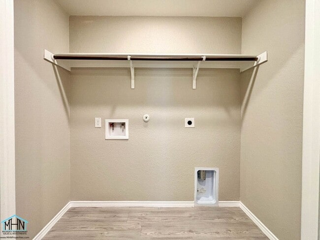 Building Photo - Live in Luxury in this beautiful 3bed/2bat...