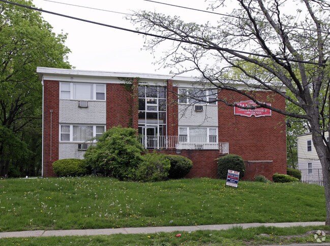Building Photo - 124 Maple Ave. Apartments