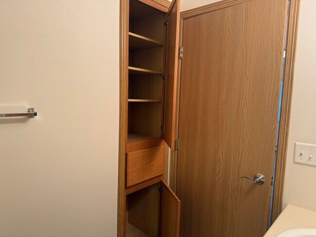 Building Photo - 2 bed 2 bath 1st Floor South Fargo