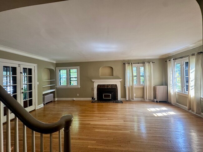 Building Photo - 3403 Dellwood Rd