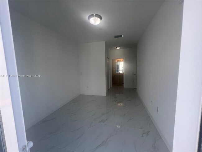 Building Photo - 1010 SW 69th Ave