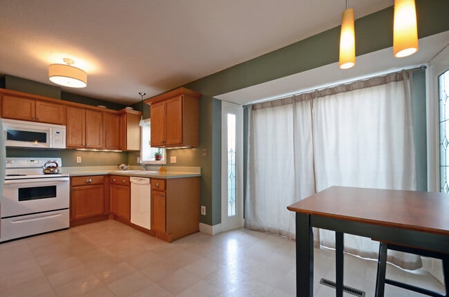 Building Photo - Wonderful 3 Bed 2 Bath Townhome in Little Canada