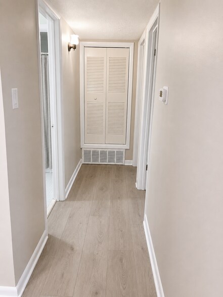 Hallway - 1935 Gardiner Ln