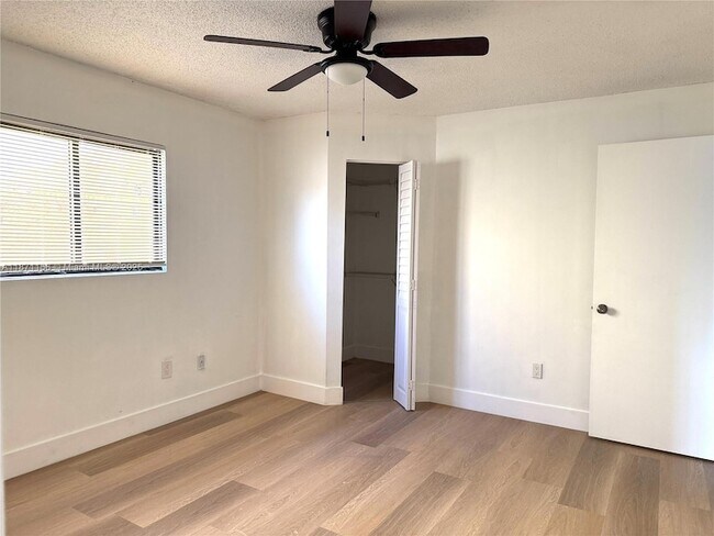 Building Photo - 2732 W 54th St