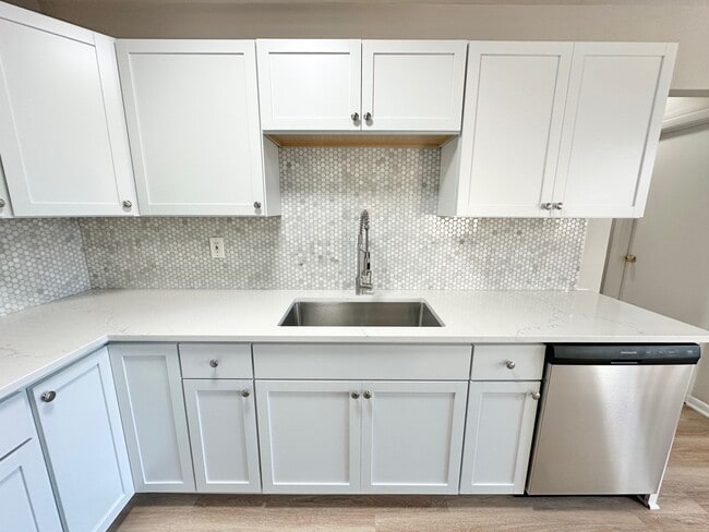 Building Photo - 3003 Killarney Dr