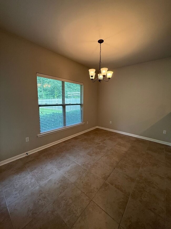 Building Photo - 3 BEDROOM IN FABULOUS NEIGHBORHOOD!