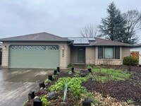 Building Photo - NEW TO MARKET, CLOSE TO SOUTH MEDFORD HIGH...