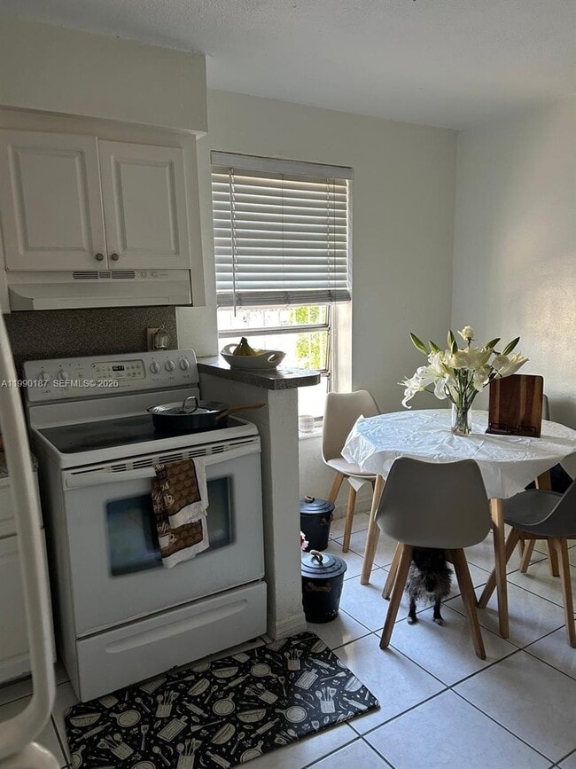 Building Photo - 11 SW 32nd Ave