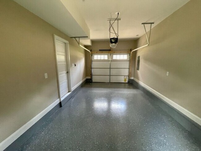 Building Photo - 3 Bedroom 2 Bathroom Home