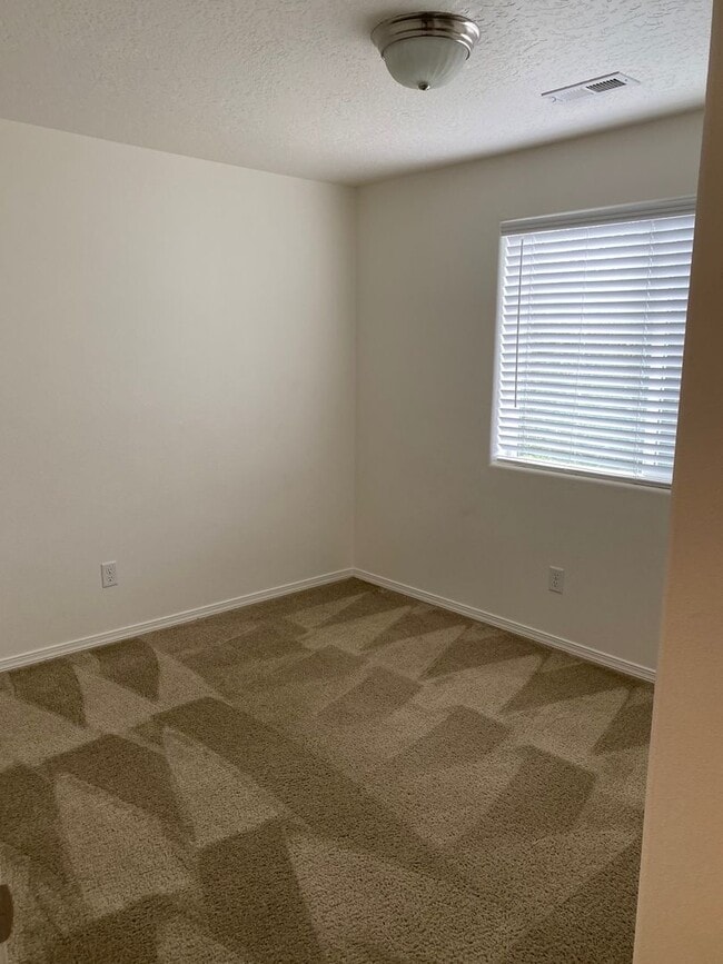 Building Photo - Beautiful 3 bed/2.5 bath with open floorplan!