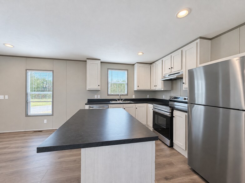 Building Photo - 104 Pine Cone Dr